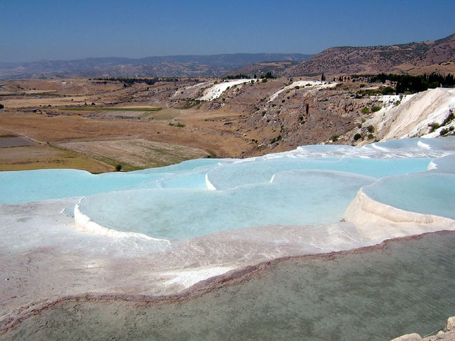 プールの後は石灰棚へ。<br />現在は温泉水の量を調整しているので<br />かつてのような景色を見ることはできません。<br />それでも白い雪のような棚に流れている温泉水の色は<br />エメラルドグリーンでとってもきれい！