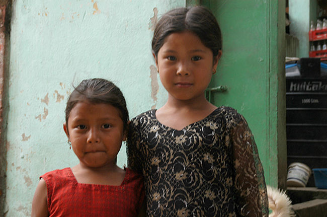 バクダプルにて。ネパールは壁の色が素敵です。