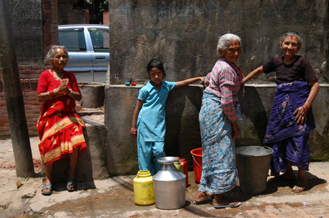 バネパの水汲み場。色とりどりの衣装が美しい。