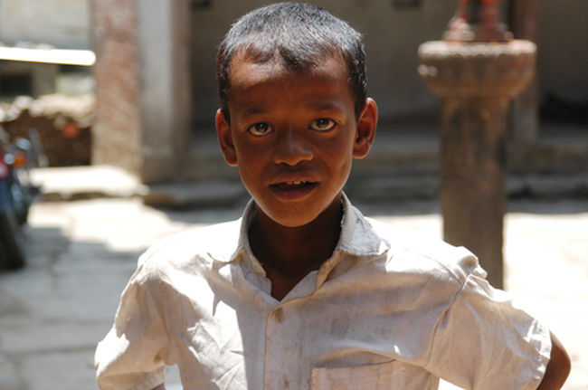 バネパにて。僕も撮ってと近づいてきた少年。エキゾチックな表情。