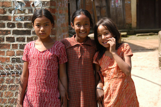 パナウティにて。仲良し女の子。