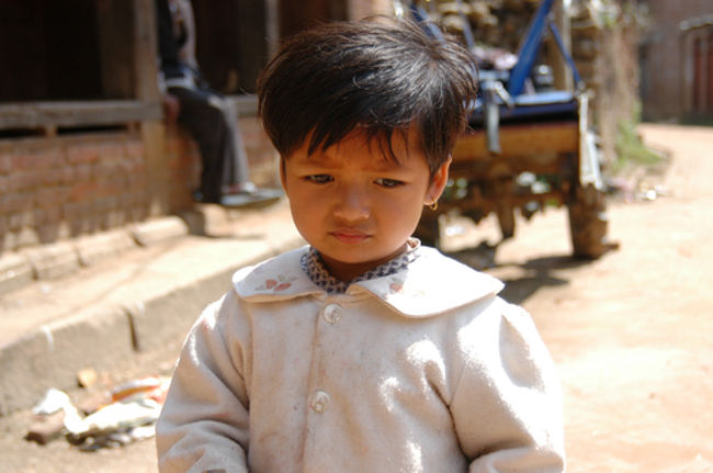 パナウティにて。困った顔の女の子。