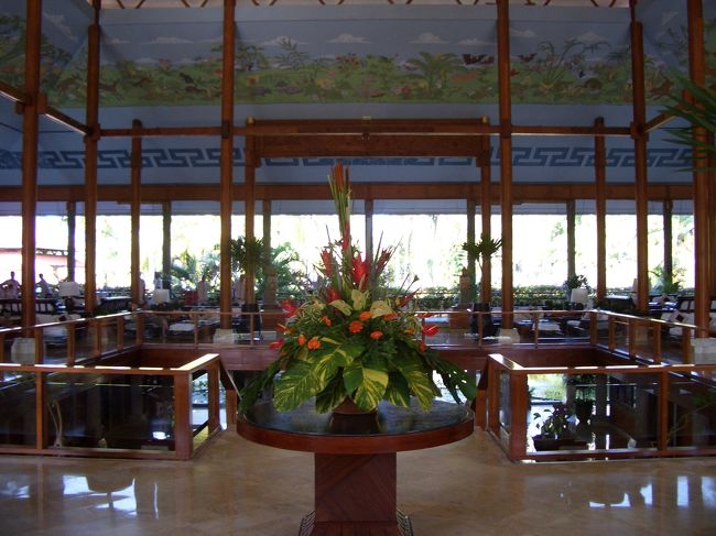 ホテルはメリアバリ。<br />みなさん書いているように、値段の割にとてもよいホテルでした。従業員も感じがいいし、庭はとてもきれいだし、朝食も美味しかったです。