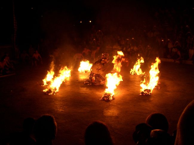 ウルワトゥ寺院のケチャダンス。<br />夕日もきれいに見えました。<br />最後は、火が燃えて迫力ありました。<br />