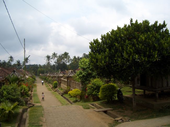 パングリプラン村です。<br />ここは、昔ながらの伝統と習慣を守って暮らしている伝統村だそうです。<br />ひっそりしていて、観光客はほとんどいませんでした。<br />家の中も見せてくれます。<br />