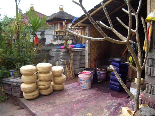 家の裏では、民芸品を作っていました。<br />ただ、おばちゃん達は商魂たくましくあれ買えこれ買えと言ってきます。<br />最初、「１つ10万（ルピア）」（約1300円）と言ってきましたが、結局３つ10万ルピアでかごを買いました。