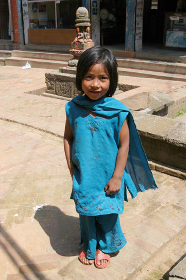 パナウティにて。青いドレスの少女。