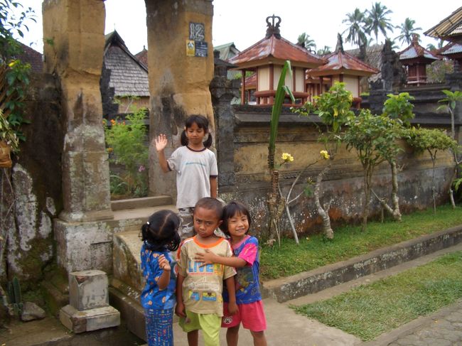 村の子供達は、とても人懐っこく、「ハロー」と手を振ってきます。商売することもなく、写真も撮らせてくれました。<br />飴を持っていったので、みんなにあげました。
