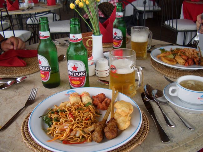 ランチはバイキングです。地元料理です。<br />揚げバナナが美味しかったです。