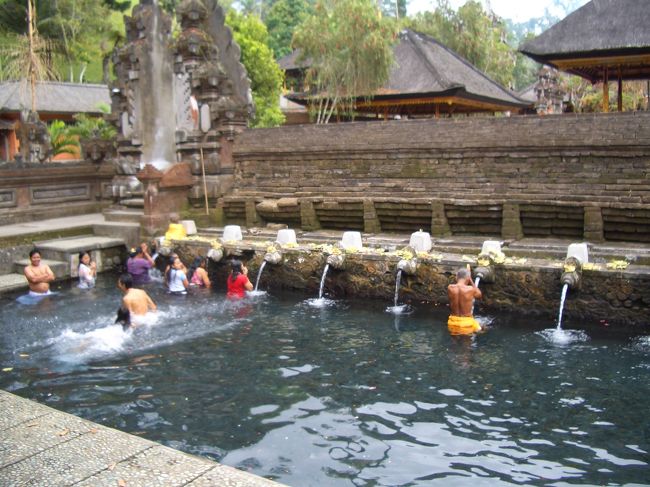 ティルタ・エンプルです。<br />ここも、日本人観光客はいませんでした。<br />聖なる泉の沸く寺院です。沐浴場では、地元の人たちが水を浴びていました。<br />出ている水にそれぞれ意味があり、端から順番に飲んで浴びていくそうです。<br />老若男女、服のまま飛び込み、楽しそうでした。