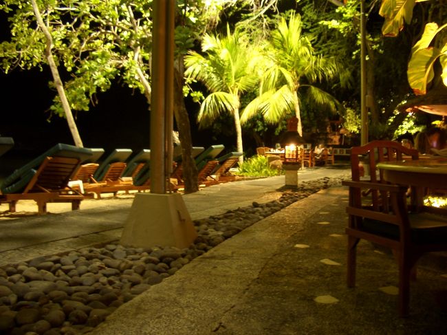 この日の夜はホテル内で食べました。<br />ホテルだとやっぱり日本並の値段です。<br />ビーチにあるレストラン。味はまあ普通。