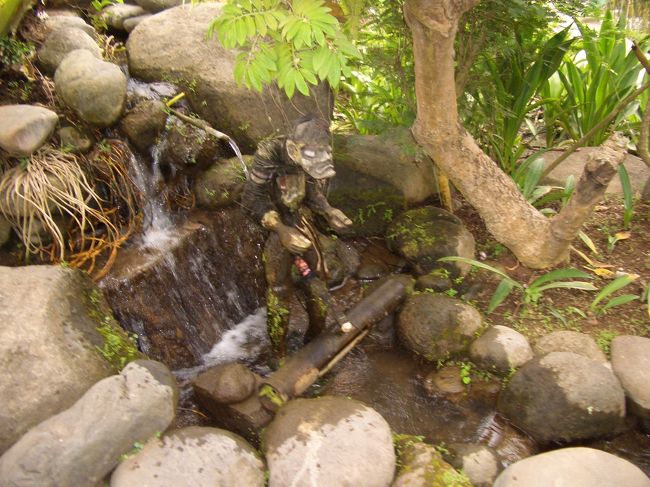 いや〜。品のない写真ですが大ウケだったのでつい…。<br />これ、日本でいう「ししおどし」です。写真だと今ひとつわかりにくいですが。おっさん（？）の股間の棒が、水がたまって「カコ〜ン」となります。<br />熱海の秘宝館にありそうだな…。