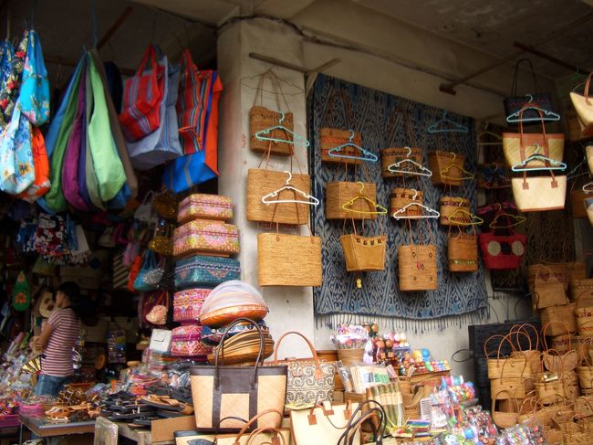 ウブドの市場。<br />とにかくごちゃごちゃ売ってます。地元の人もたくさん来てます。かごとＴシャツを買いました。<br />値切りすぎの私は、今回の旅行で何度となく「安すぎ」と言われました…。