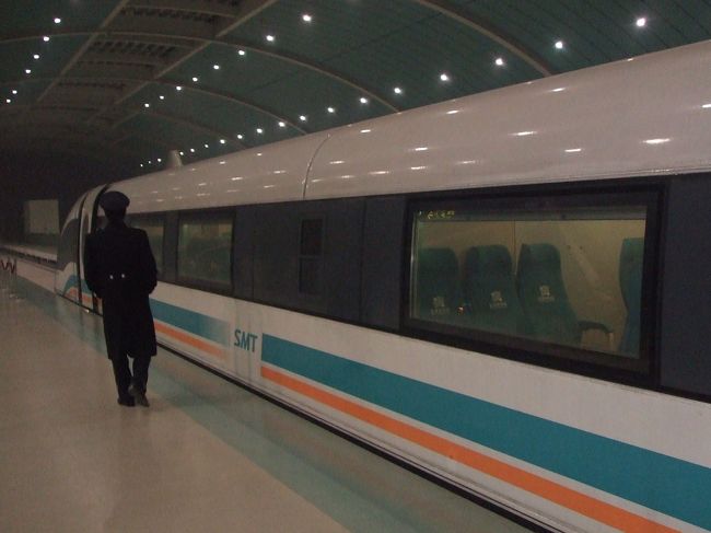 2006/12/14<br />2006年も終わりに近付いた12月。会社仲間と上海へ、観光&amp;グルメツアーに出発。<br /><br />ところが、いきなり飛行機が2時間遅れの出発、そして上海空港混雑により、到着予定から3時間遅れてしまいました。<br />リニアモーターカーに初めて乗ってみましたが、車窓が真っ暗で、スピード感ゼロ。皆さん、リニア乗るなら明るいうちに。