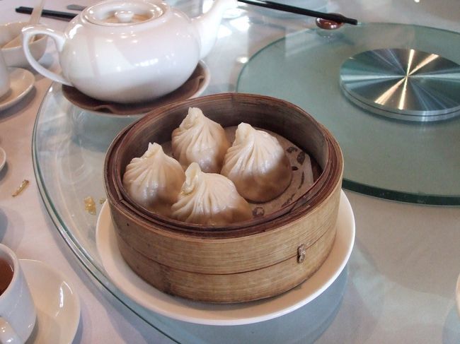 お昼は、新天地内にある「ZEN（香港采蝶軒酒家）」へ。小籠包をはじめとした点心、麺、肉、野菜・・・。めちゃくちゃ美味かったです。お腹一杯食べて、一人当たり1200円ぐらいでした。帰国後、お店のことをネットで調べてみたら、「国際美食案内」に世界十大レストランと評された国際餐飲集団公司「采蝶軒」が中国大陸で構えた初めての支店だそうな。どうりで驚くほど美味しかったはずです。