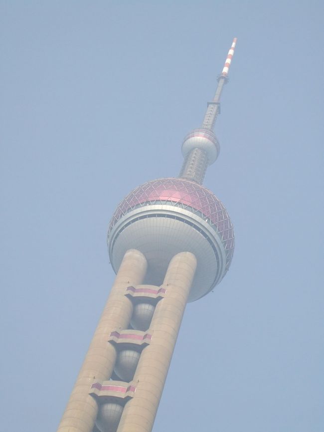 2006/12/16<br />朝一番で「東方明珠塔」へ。ここは観光客で混雑しないうちに行きましょう。でないと、昇るまでに何時間も待つはめになります。