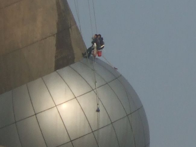 高い塔の球の部分。命綱だけで清掃作業をしている人が。お〜、怖っ！！！