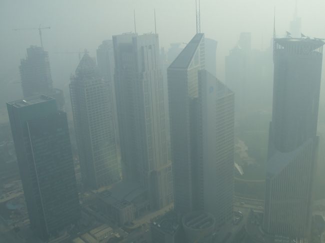 塔の周り「浦東地区」は高層ビルの建設ラッシュ。中国経済成長の勢いを感じます。<br />それにしても、もの凄いスモッグ。真っ白で視界が悪いです。