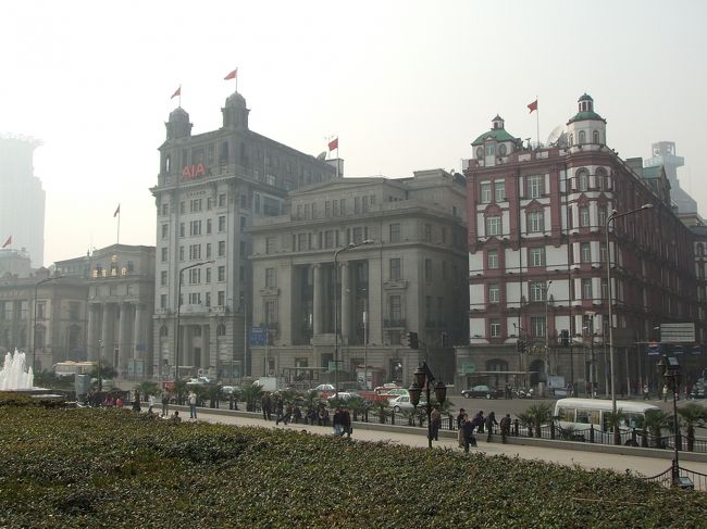 外灘は租界時代の建物が並んでます。<br />黄浦江を挟んで「過去」と「未来」が存在している。面白いですね。
