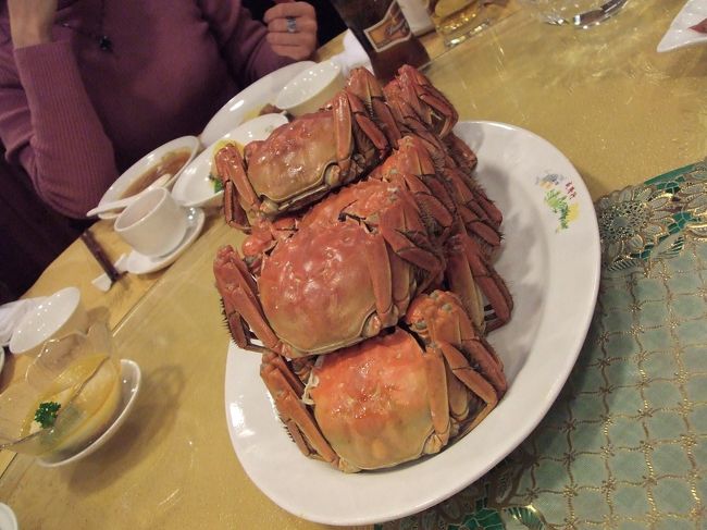 お昼は「成隆行蟹王府」で上海蟹をいただきました。お店の人が殻を剥いてくれますので、苦労することはありません。ミソって、すんごく濃厚なんですね〜。美味しいわ〜。最後はデザートもサービスでつけてくれました。<br />ランチコースにビールも飲んで、約5000円。大満足！！