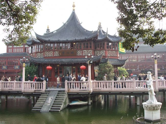 午後は豫園へ。昔ながらの上海という感じ。たくさんの人で溢れていました。周辺の豫園商場でお土産など買うのがよいと思います。お店の人と値引き交渉を楽しみながら、ね。<br />（日本人観光客には必ず高値をふっかけてきます。最終的には、最初の何%やねん！と言いたくなるほどまで値段が下がりますよ）