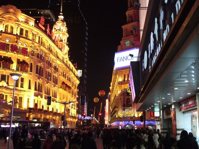 上海一の繁華街、南京東路。ネオンが輝き、深夜まで賑わってます。