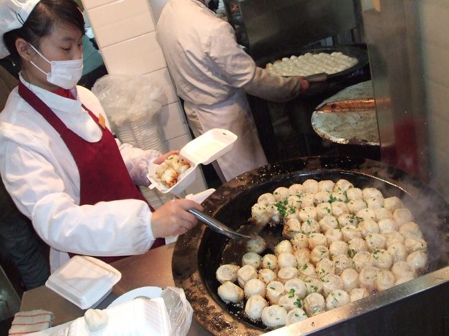 呉江路の屋台街へ。上海で大人気の小楊生煎館の焼き小籠包（4個3元）。アッツアツで、香ばしくて、中から肉汁がジュワ〜ッとあふれて・・・。あ〜、思い出しただけでヨダレがっ。今回の旅で食べた小籠包の中で、ズバ抜けて美味しかった！