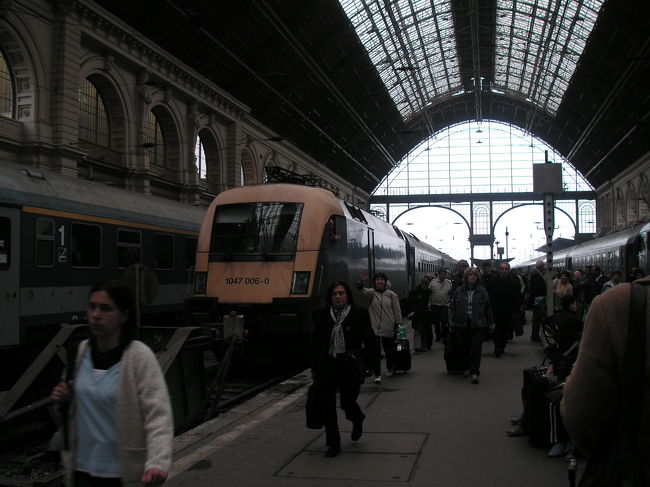 プラハで親切なカップルに助けられて購入した寝台列車でブダペストへ到着。一晩寝たら次の地へというのは効率が良くワクワクして心躍りますがさすがに三十路の身体に疲労が溜まってしまいました。<br />そんな私たちが着いたのはブダペストの東駅。<br />世界の車窓からの1場面を思い出させるような趣のある駅舎と人々の活気は朝の光が差し込むことで疲れを飛ばしてくれる作用があるかもしれない。<br />