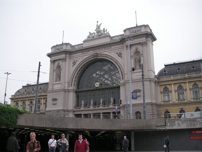 今回の旅で大切なことは次に乗る列車のチケットを買うこと。ゆとりのある旅ができるのが一番その国を街を知ることができて幸せですが、社会人で決められた期間で強行な旅をする私たちは先を決めることが大事。ということで東駅に戻る。でもここで1時間の間たらいまわしになるというはめにあいました。<br />インフォメーションの窓口で聞いた他のチケット売り場へ。そしてそのチケット売り場で教えられたチケット売り場へそしてまたインフォメーションへと3箇所を「あっちへ行け！」といわれてグルグル。<br />少し学んだ私たちは国際列車のチケットがここで買えるという窓口を発見。けれど窓口のおばさんは隣の窓口へ行け！とすると隣の窓口にいくと何故か窓口を閉められる。なんなんだ！とイライラ。<br />若くてパソコンを操作できる男性の窓口へ行くと少しパソコンを操作して言ったことはこのパソコンでは取れないから３時以降に操作ができる係りの人が来るからまた来て。？？？？？？どういうことだろう。<br />私たちはもう嫌になった。ここまで親切心のない窓口の人たちと出会ったのが始めてだったから。英語もハンガリー語も話せない私たちも悪いけどここまでとは。悲しくなって怒りが・・・。宿のおばさんが駅でまた客引きをしていたので聞いてみるとウィーンへ行ってチケット買ったら？と言われた。なるほど・・・最悪はそれかなと思いながら場所を変えてチケットを取るか時間を置いてくるか観光協会へ行って聞くか考えよう。一先ずリフレッシュで観光だ！！！！と出発。<br />この旅で始めての先が見えない状態での観光開始。<br />