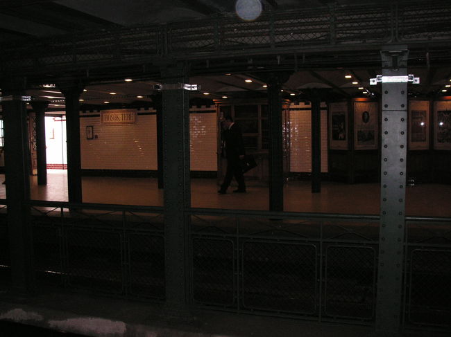 怒りながらの観光ですが、この街の下には素敵な地下鉄が走っています。ロンドンの次に古いこのＭ１路線。柱が鉄筋むき出しで木の柱もあり、照明器具も可愛らしい。駅によって雰囲気が違うので面白い。