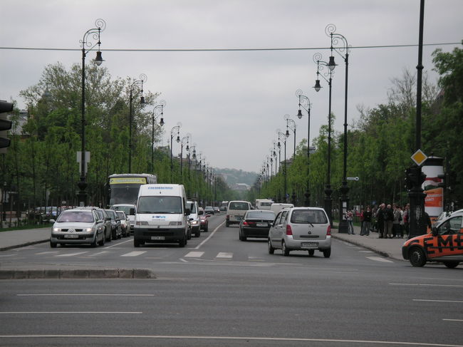 地下鉄の上はこの真っ直ぐな道。<br />気持ちがいいぐらい真っ直ぐ。<br />上から見てみたいな。