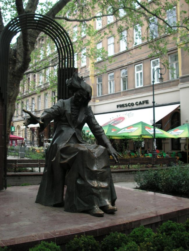 この旅の一つの目的はモーツアルトと音楽。<br />そしてここブダペストではリストと出会う。<br />こんにちはリストさん。とても気持ちのいい緑あふれる遊歩道ですね。