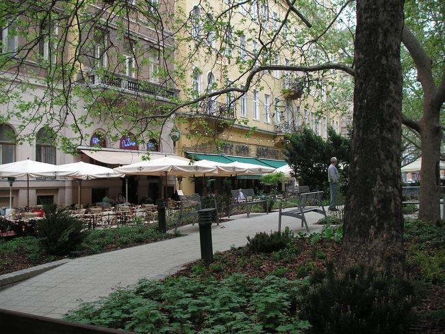 リストの像がある場所は古い石造りの建物が立ち並びその１階はカフェ。遊歩道の木々を眺めながらオープンカフェでお茶したいな、怒りを沈め美味しいものを食べれば元気になるかなと思っていたら朝なのでクローズ。甘いもの好きな私はがっかり。１０時のおやつ食べたいな。