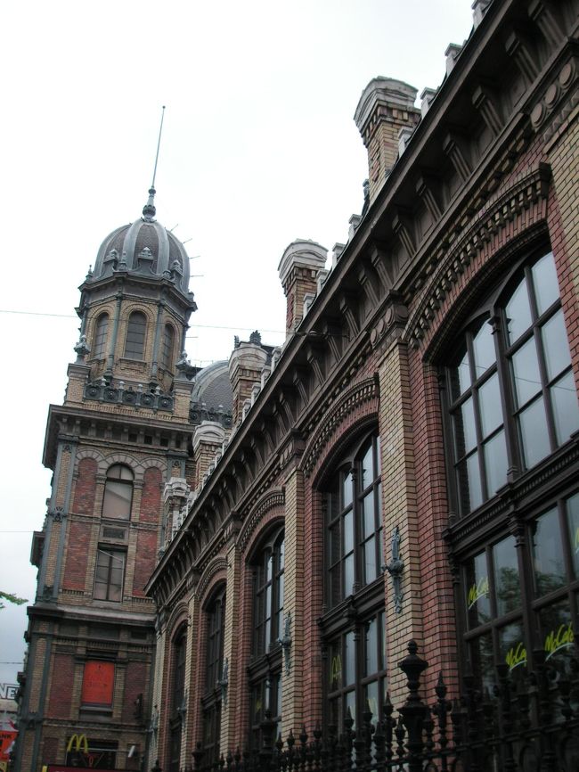 もう一つの国際列車発着駅の西駅。<br />この駅舎は赤いレンガ作り。西駅は石造りなのでなんだか違う国の駅のよう。<br />そしてこの駅の窓口のおじさんは簡単にすごく簡単にパソコン操作でチケットを取ってくれた。<br />不思議だ覗き込んで見た画面は東駅と同じに見えた。<br />これでやっと安心して観光できる。<br />元気が出てきた！！！そしてこの駅の中に１年前の日本では見たことのないものがあったのです。