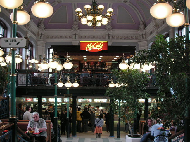 これはマックカフェ。恵比寿ガーデンプレイスに今年日本にもできましたが初めてこのマックカフェを見て大興奮。マックという概念を覆されました。<br />開放感がありここはいったい前は何に利用されていたのだろうかと思うほどの空間。<br />