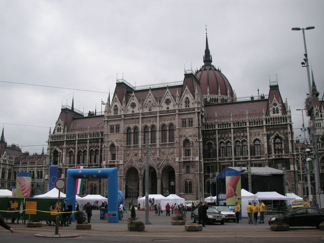 国会議事堂。<br />見学ツアー参加しようと思ったら大行列。<br />聞くと１時間？２時間？待ちの状態。<br />見学ツアーの申し込みがちょっと分かりずらい。<br />周りに立ち並ぶ建物と違い豪華な建物。<br />