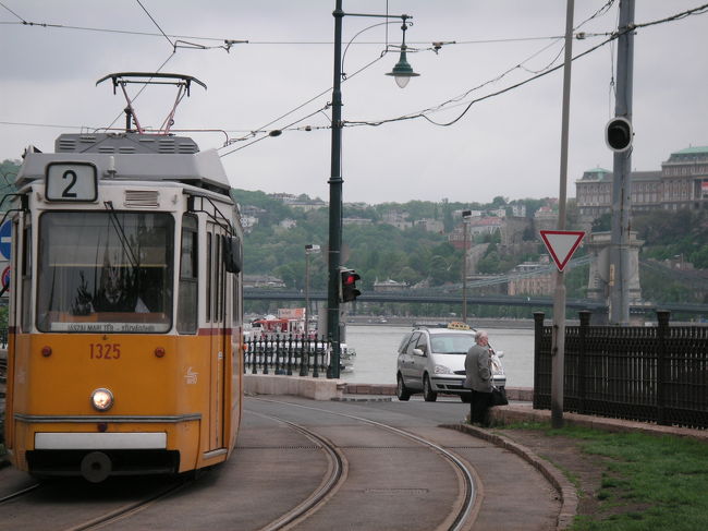 とってもレトロなトラム。<br />街全体がまだまた修復中といった雰囲気にぴったり。