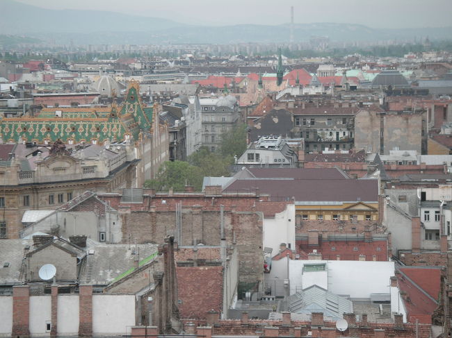 大聖堂から見た街並み。<br />一つだけ装飾が違う建物を発見。<br />ガイドブックを見ると世紀末建築といわれるブダペスト特有の装飾を施された旧郵便貯金銀行。<br />大聖堂の内部もそうだけれど丁寧に細かい模様を表現するのが特徴のよう。<br />もっと真剣にガイドブックや資料を読んだ方がもっと楽しめるのが今、ブログを書いていて良く分かる。<br />