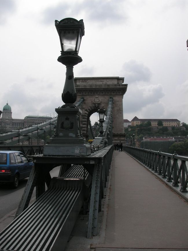 ブダとペストを結ぶくさり橋。<br />長いし立派で力強い。