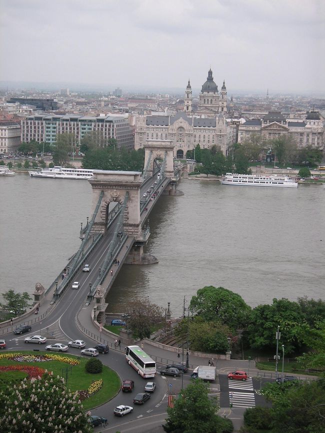 上から見たくさり橋。<br />王宮へ行くケーブルカーからの眺め。<br />ドナウ川のゆったりとした流れとどっしりとした橋、広がる街並みが大きな気分にさせてくれる。<br />全体的にグレーなのがブダペスト。
