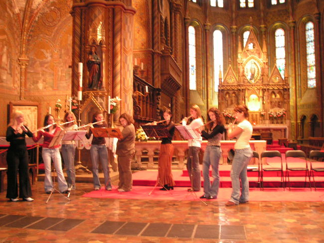 教会に入ると音楽が迎えてくれた。<br />学生さんなのか何かのリハーサルをしているようでした。<br />