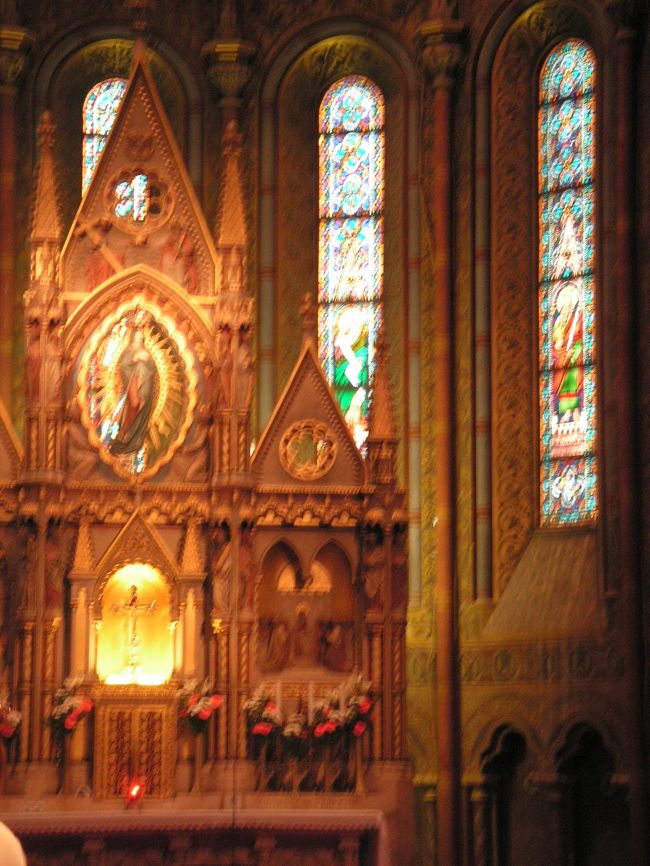 豪華な内部は細かいステンドグラスの模様と全体的にオレンジ色の幾何学模様が壁と柱などに施されている。今まで見ていた教会とは全く違う美しさがある。<br /><br />