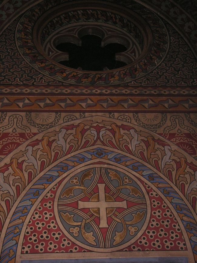 この幾何学模様はちょっアジアや中東に近い感じがした。色も落ち着いているが目に鮮やか。赤い色が特徴的である<br />