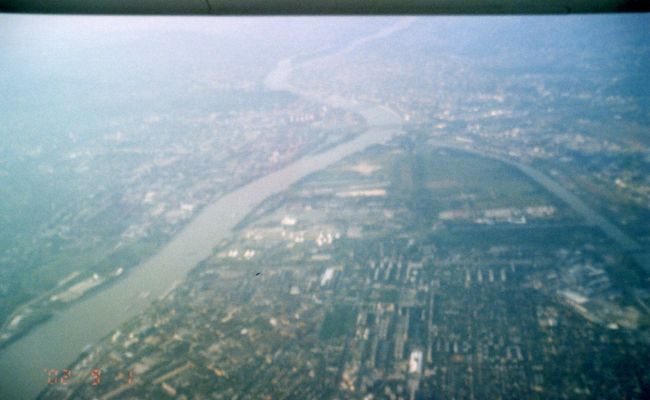 VIEで知り合いの学会参加者とであう。彼とはHelsinki,Mexico,そして2003のParisで一緒だった。いつも世話になっている。飛行機はおなじみのFokker50!　プロペラでよくゆれる。50-60人くらいしかのれない。隣にハンガリー人の言語学者と一緒になる。最初英語で話していたが、私がフィンランド語を話せると知り、それからはフィンランド語で会話する。ハンガリー語とフィンランド語は遠い親戚の言葉だが、ハンガリー語はまったく理解できない。写真はブタペスト到着前の飛行機から、ドナウ川がよく見える。到着後、荷物が着いていなく、手続きに時間がかかる。空港からはタクシーがぼるというので「ミニバス」を利用する。ホテルまで送ってもらい便利だ。