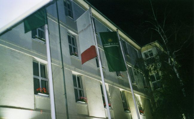 ホテルは三ツ星のHotel　Millenium<br />地下鉄3号線で中心地から5駅むこうのNepliget駅からあるいて3分くらい。学会に申し込んだらここになったが新築でとてもきれい！ロシアからの学会参加の団体と一緒だった。