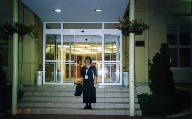 ホテルの門の前で、荷物が届かなく遅くなったがとりあえず、タクシー（City Taxi　これが一番安い！）を呼んでもらい学会会場へ、レジだけしたが、疲れてしまいホテルのレストランでグヤーシュとトカイワインを飲む。