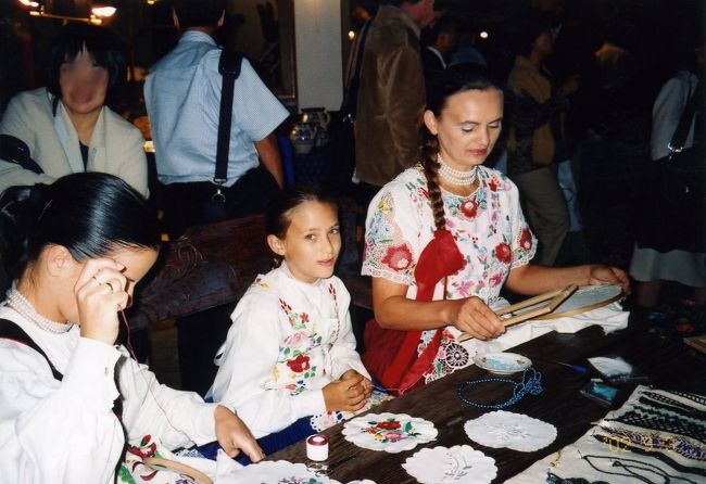 おみやげや刺繍などの店も出ている