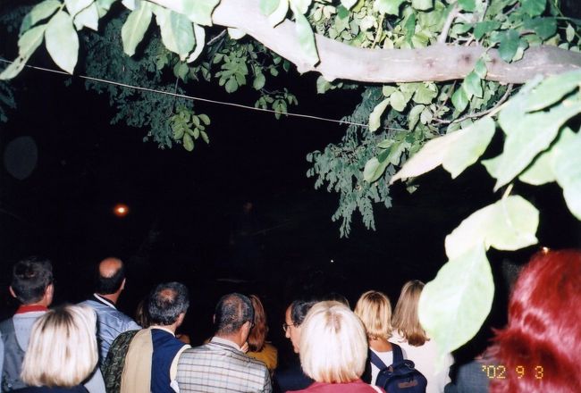 ひがくれてから真っ暗な中で馬術ショーが行われている。くらくて写真に取れなかった。見ている人の写真。