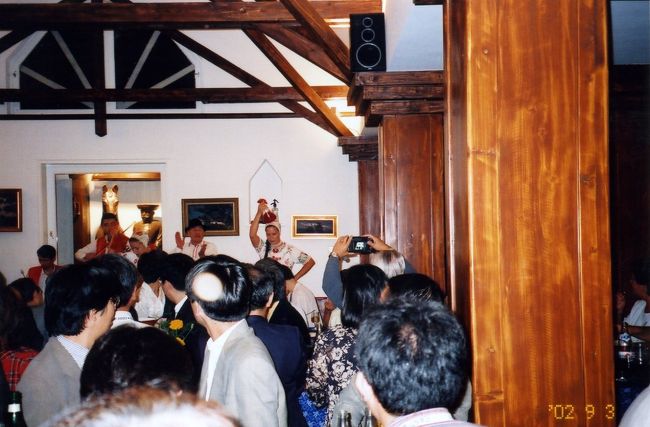 そのごレストランで食事。民謡を聴く。