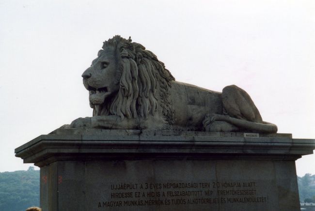 くさり橋のライオン。当時写真無精なので、あまり写真をとらなかったのを悔やむ。